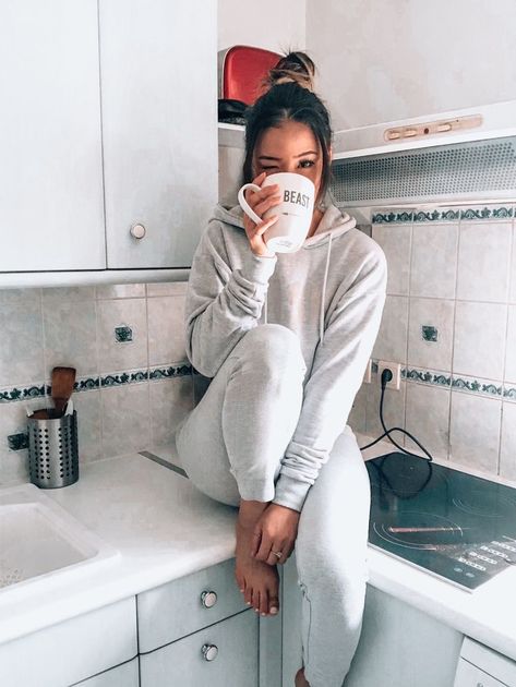 Kitchen Photoshoot Woman, Photoshoot Home Ideas, Self Timer Poses At Home, At Home Photoshoot Ideas, Photoshoot Ideas At Home, Home Photo Shoots, Coffee Girl, Instagram Pose, Shooting Photo