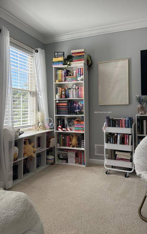 Bookworm Bedroom, Booklover Aesthetic, Book Besties, Media Shelves, Bookshelf Inspo, Bedroom Bookshelf, Home Library Rooms, Bookshelves In Bedroom, Decorating Bookshelves