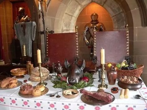 Food in an English Medieval Castle - Ancient History Encyclopedia Banquet Food, Medieval Banquet, Medieval Recipes, Medieval Party, Warwick Castle, Medieval Wedding, Medieval World, Medieval Times, Medieval History