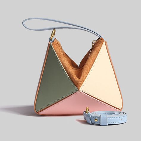 Découvrez le sac à main pyramidal Jotranis, un accessoire incontournable pour la femme moderne. Fabriqué avec une doublure en PU et polyester de qualité supérieure, ce sac allie durabilité et sensation de luxe. Sa forme pyramidale pliable et sa conception élégante en font un complément polyvalent pour n'importe quelle tenue. Parfait pour un usage quotidien ou des occasions spéciales, le sac Jotranis ajoute une touche de sophistication à votre style. Pleated Fashion, Triangle Bag, Folding Bag, Geometric Decor, Turkish Fashion, Crossbody Bag Women, Leather Bag Women, Niche Design, Shoulder Messenger Bag