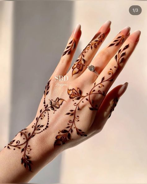 Subtle Henna Designs, Henna Designs Wedding, Trending Mehandi Designs, Trending Mehendi Designs, Mendhi Patterns, Henna Tattoo Designs Arm, Wedding Henna Designs, Henna Designs Back, Easy Mehndi Designs