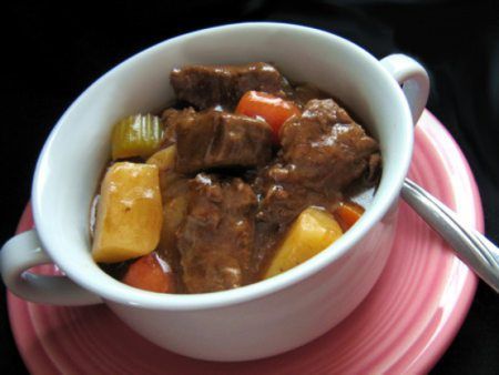 Paula Deen Old Time Beef Stew - Paula Deen Old-Time Beef Stew is my favorite beef stew of all time. I eat it year around. If it’s from Paula you know it’s good!!! Slow Cooker Irish Beef Stew, Sweet And Sour Beef, Guinness Stew, Thick Stew, Irish Beef Stew, Paula Dean, Irish Beef, Paula Deen Recipes, Beef And Potatoes