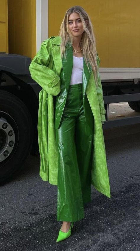 Green Fashion Trend 2023, Green And Gold Fashion, Green Monochromatic Outfit, Green Monochrome Outfit, Green 2025, All Green Outfit, Green Outfits For Women, Emili Sindlev, Monochromatic Fashion