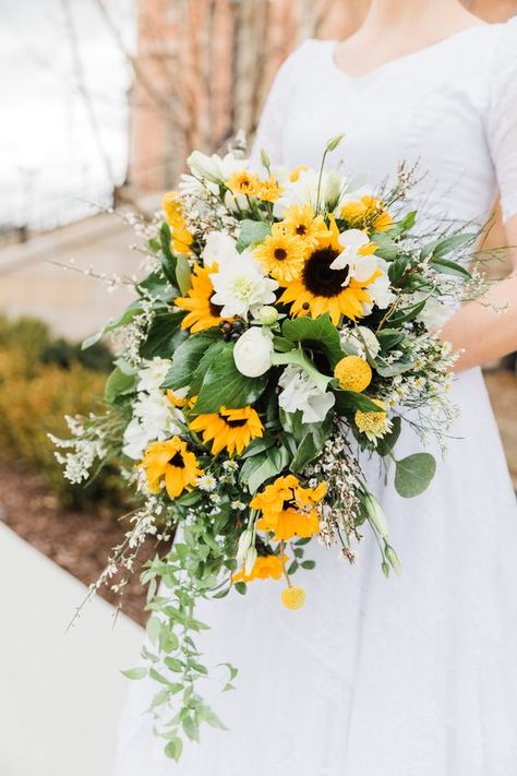 Wadley Farms, Pretty Wedding Bouquet, Sunflower Bridal Bouquet, Sunflower Wedding Decorations, Roses Photography, Handmade Bouquet, Sunflower Wedding Bouquet, Sunflower Themed Wedding, Bridal Sunflowers