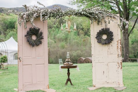 Diy vintage door wedding arch Old Doors Wedding, Wedding Arbor Decorations, Diy Wedding Arbor, Door Backdrops, Diy Wedding Arch, Wedding Archway, Wedding Alters, Wedding Doors, Diy Wedding Backdrop