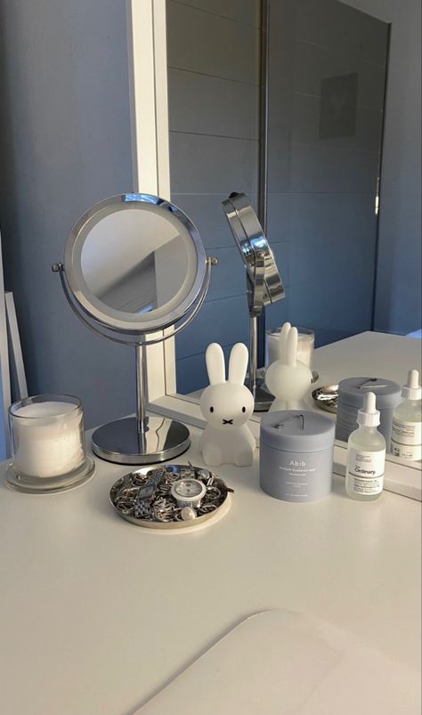 White Korean Bedroom Aesthetic, Minimal Desk Aesthetic, Aesthetic Korean Bathroom, Woungyeon Aesthetic, Room Inspiration Korean, Desk White Aesthetic, Navy And White Aesthetic, Haerinism Aesthetic, Desk Mirror Aesthetic