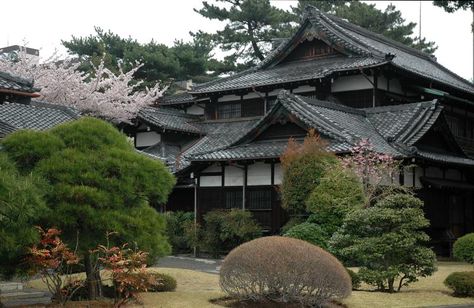 traditional house Traditional Japanese Mansion, Japanese Style House Plans, Traditional Japanese House Plans, Japanese Home Exterior, Japanese Mansion, Traditional Japanese Home, Japanese Buildings, Japanese Home Design, Traditional Japanese Architecture