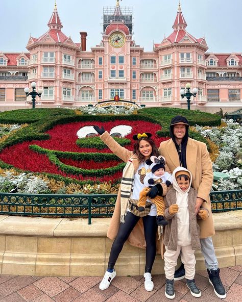 Hope you are having a great week! Today I wanted to share 5 Money Saving Tips when visiting Disneyland Paris. Disneyland Paris Outfit Winter, Hongkong Disneyland Outfit, Disneyland Paris Outfit, Disneyland Paris Trip Planning, Disneyland Budget, Disney Winter Outfits, Family Disney Outfits, Disneyland Outfit Winter, Hongkong Disneyland