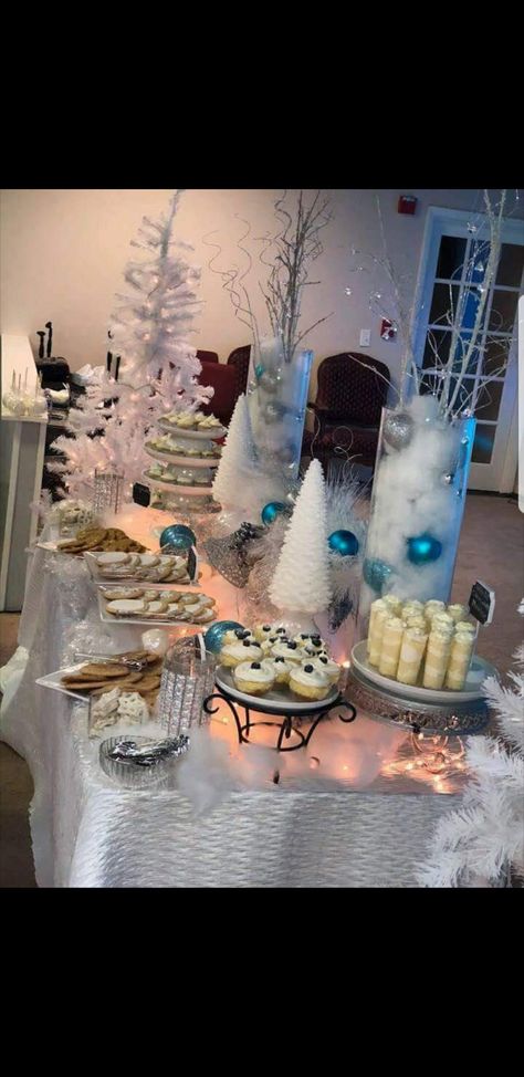 Winter Wonderland Hot Chocolate Bar, Winter Wonderland Themed Food, Winter Wonderland Pool Party, Winter Wonderland Brunch Party Ideas, Winter Wonderland Dessert Table, Winter Theme Dessert Table, Winter Wonderland Treats, Winter Wonderland Sweets Table, Winter Wonderland Snack Table