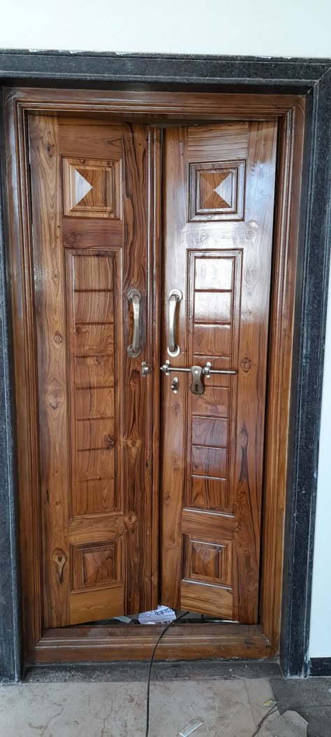 Front Main Double Door Designs, Latest Double Door Designs, Main Door Double Door Designs Indian, Main Double Door Design Photos, Sagwan Door Design, Wooden Double Doors Entrance Front Entry, Indian Main Door Designs Double Door, Double Door Main Entrance Design, Latest Indian Main Door Designs