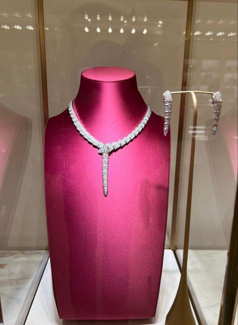 Jewelry Bvlgari Necklace, Jewellery Luxury, Bvlgari Serpenti, Cute Prom Dresses, Snake Necklace, Italian Jewelry, Gemstone Jewellery, Arab Emirates, Luxury Goods