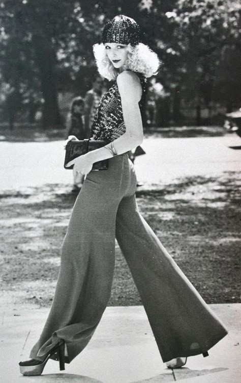 Style me vintage. The 1970s – Of fashion and other demons Biba Fashion, Barbara Hulanicki, 70s Mode, Street Style Vintage, Wide Legged Pants, Fashion 1970s, Estilo Hippy, Fashion 70s, Mode Hippie