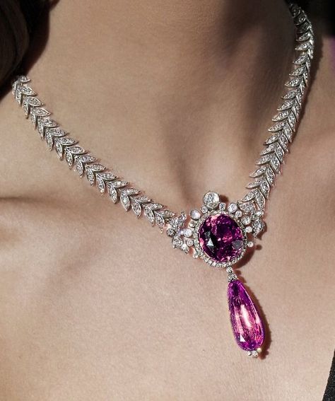 Purple Diamond Necklace, Gala Jewelry, Necklace Styling, Bridal Necklace Designs, Neck Pieces Jewelry, Jewelry Knowledge, Beautiful Beaded Jewelry, Antique Necklaces Design, Bvlgari Jewelry