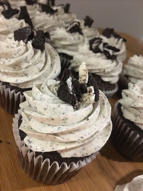 Cupcakes Oreo, Oreo Cupcakes, Delicacy Food, Food Therapy, Yummy Comfort Food, Food Drinks Dessert, Delicious Snacks Recipes, Indian Snack Recipes, Food Recepie