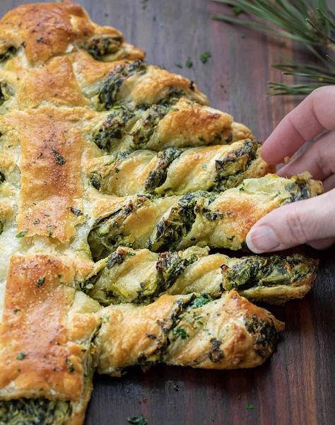 Spinach Pull Apart Bread, Christmas Tree Spinach Dip Breadsticks, Pull Apart Christmas Tree, Christmas Tree Pull Apart Bread, Artichoke Appetizer, Christmas Tree Bread, Tree Spinach, Spinach Artichoke Dip Easy, Puff Pastry Recipes Savory