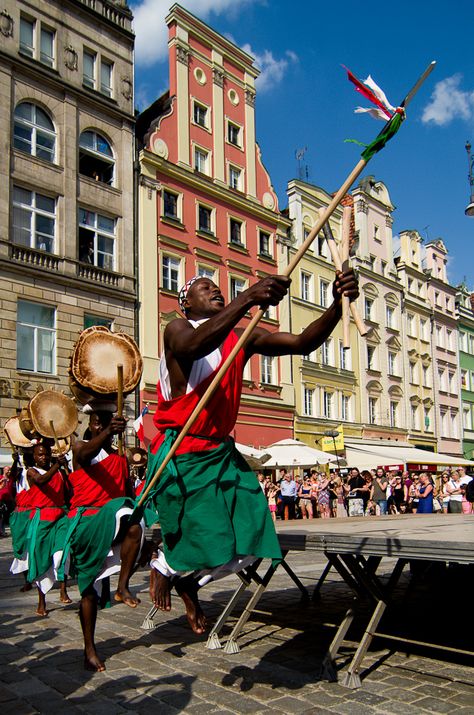 Royal Drummers of Burundi, fot. Andrzej Olechnowski Burundi Aesthetic, Burundi Culture, African Elegance, Travel Africa, Landlocked Country, Africa Travel, Night Aesthetic, Travel Goals, Beautiful Places To Visit