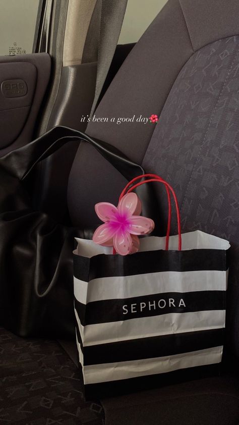 #selfcare #aesthetic #sephora #sephoracollection #soldejaneiro #shopping #skincare Aesthetic Sephora, 17 Doğum Günü, Snapchat Makeup, Sephora Store, Selfcare Aesthetic, Sephora Bag, Shopping Pictures, Beauty Advisor, Miss Girl