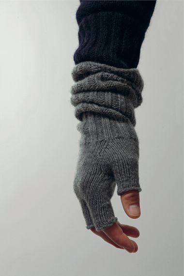 Cashmere Gloves, Summer Lookbook, Mens Gloves, Knitted Gloves, Knitting Inspiration, Well Dressed, Look Fashion, Fingerless Gloves, Style Me