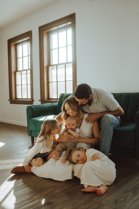 Indoor Family Christmas Pictures, Breastfeeding Photoshoot Ideas, Photoshoot Ideas Indoor, Indoor Family Photos, Christmas Photography Family, Christmas Card Photos, Family Photo Studio, Extended Family Photography, Grandparent Photo