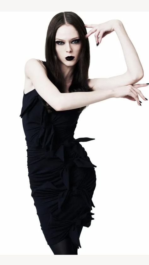 Coco Rocha Poses, Vogue Dance, Vogue Poses, Editorial Poses, High Fashion Poses, Japanese Fashion Magazine, High Fashion Models, Fashion Pose, Fashion Model Poses