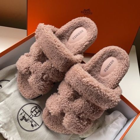 Hermes Teddy Bear Sandals, Hermes Slippers, Fluffy Sandals, Luxury Lifestyle Women, Soft Slippers, Hermes Shoes, Shoe Closet, Sandals Brands, Best Sneakers