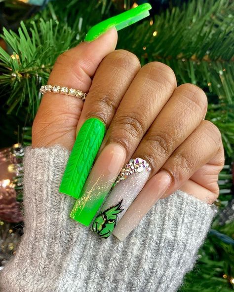 Tampa Nails | T- TheNailTech🎈 on Instagram: “Day 6 of the @lonnanailedit Challenge 💚🎄 . @valentinobeautypure in “Victoria’s Collection #6” && “Excite Me” . #grinchnails…” Bougie Christmas Nails, Grinch Nails Step By Step, Grinch Inspired Nails, Christmas Grinch Nails, Shrek Nails, Christmas Cosmo, The Grinch Nails, Grinch Nails Designs, Green Xmas Nails