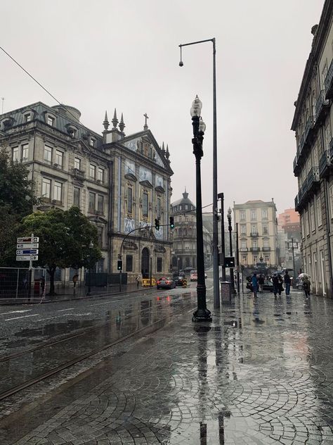 Rainy Street Aesthetic, City Rain, Rainy City, Rainy Day Aesthetic, France Aesthetic, I Love Rain, London Aesthetic, Art Ancien, Rainy Night