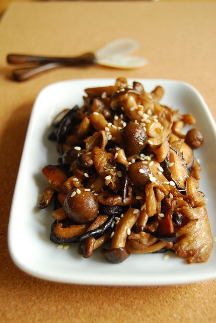 Asian Style Garlic Mushrooms Gluten Free Asian Recipes, Rainy Day Recipes, Wet Pavement, Mushroom Side Dishes, Vegan Asian Recipes, Knitted Tunic, Bento Lunches, Asian Vegetables, Outside My Window