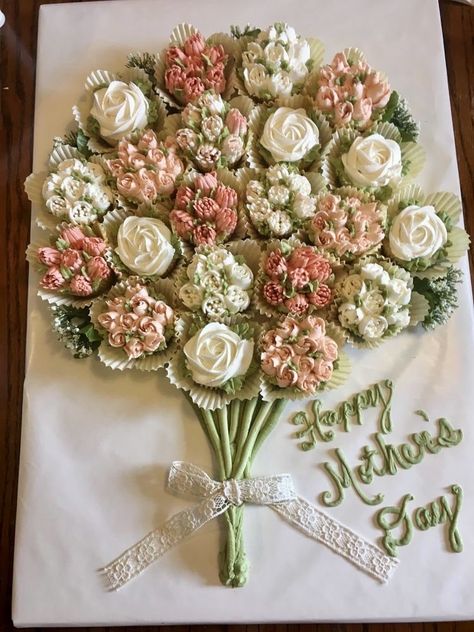 Bouquet Flower Cupcakes, Cupcakes Decoration Russian Tips, Floral Cupcake Cake, Russian Flower Cupcakes, Creative Bakery Ideas, Pretty Flower Cupcakes, Treat Yourself On Your Birthday, Cake Decorating Step By Step, Cupcakes Bridal Shower Ideas