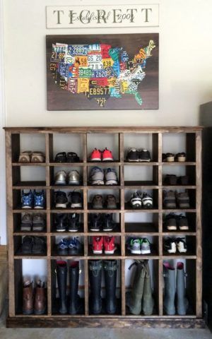 Use a cube organizer to store shoes in your bedroom. Rak Sepatu Diy, Garderobeløsning Gang, Cubby Diy, Garage Shoe, Basement Entry, Room Shoe, Shoe Cubbies, Diy Shoe Rack Ideas, Cubby Ideas