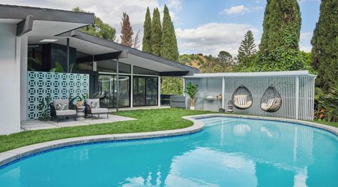 Mid Century Modern Pool, Mid Century Pool, Modern Pool House, Bold Paint Colors, Style Me Pretty Living, Modern Pool, Modern Remodel, Modern Pools, Dunn Edwards Paint