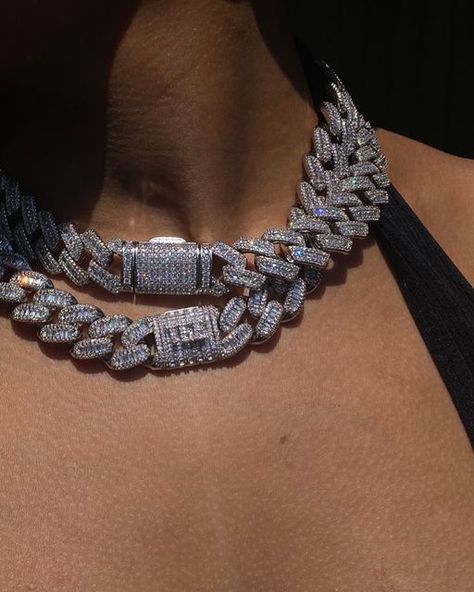 Cuban Link Chain Aesthetic, Diamond Chains Aesthetic, Cuban Chain Aesthetic, Iced Out Necklace, Women Cuban Link Necklace, Cuban Link Chain Women Outfit, Iced Out Jewelry Aesthetic, Diamond Chains Women, Cuban Necklace Women