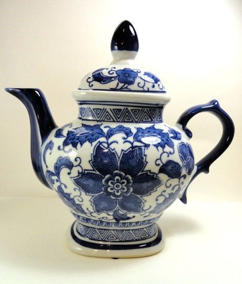 JP: Vintage China Teapot/Tea Pot Cobalt Blue Blue Teapot, Art Chinois, China Teapot, Blue White Decor, Design Market, Teapots And Cups, Blue And White China, Antique Tea, Tea Pots Vintage