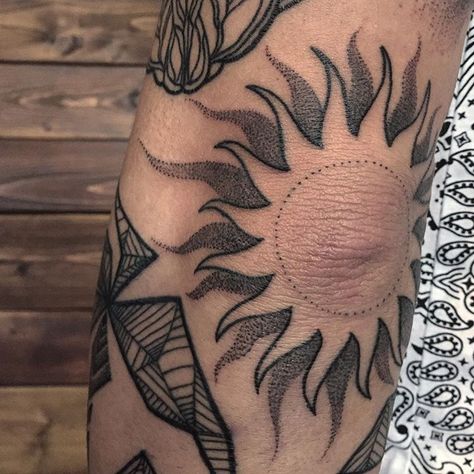 Tattoo On Elbow, Tattoo Sonne, Mother And Son Tattoo, Tato Tradisional, Catrina Tattoo, Elbow Tattoo, Son Tattoo, Dotwork Tattoo, Elbow Tattoos