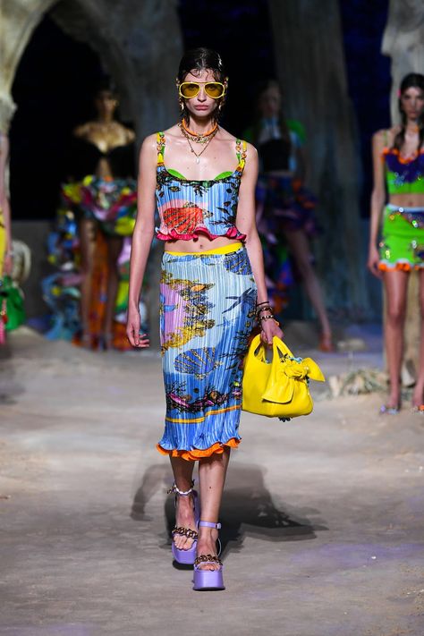 Versace Goes Under the Sea for Spring 2021 - Fashionista Versace Runway, Versace Spring, Versace Fashion, Donatella Versace, Milano Fashion Week, Runway Collection, Emilio Pucci, Look Casual, Vogue Paris