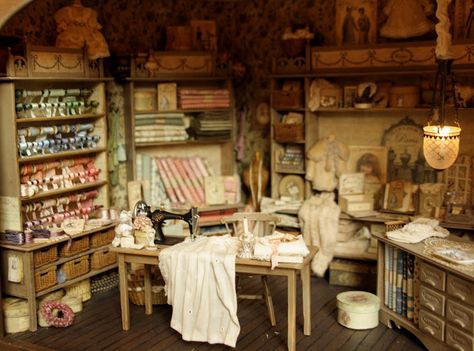 Art of Mini: Haberdashery Shop Quilt Sewing Room, Dollhouse Rooms, Miniature Sewing, Dolls House Shop, Haberdashery Shop, Sewing Shop, Mini Store, Mini Stuff, Room Boxes