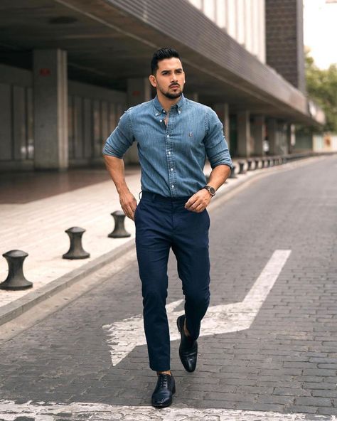 Mensfashion 🥭 on Instagram: “Basic garment for every man's wardrobe: -Denim shirt: Its tone can vary from lighter to darker, it allows you to combine it with almost…” Shirt Men Outfit, Polo Outfit Men, Rare Crystals, Kemeja Lelaki, Denim Polo, Classy Suits, Outfit Classy, Denim Shirt Men, Dapper Men