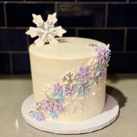 Snowflake Gender Reveal Cake, Snowflake Cupcake Cake, Winter Wonderland First Birthday Cake, Snowflake Cake Ideas, Snowflake Cake Birthday, Winter Birthday Cake Ideas, 2nd Birthday Cake Girl, Snowflake Birthday Cake, Winter Themed Cake