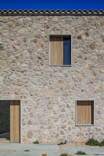 05 AM arquitectura, Adrià Goula · Rebuild and extension of a Country House Online Architecture, Old Stone Houses, Architecture Magazine, Creative Architecture, Casa Country, Farmhouse Remodel, Stone Masonry, Stone Architecture, Architecture Magazines