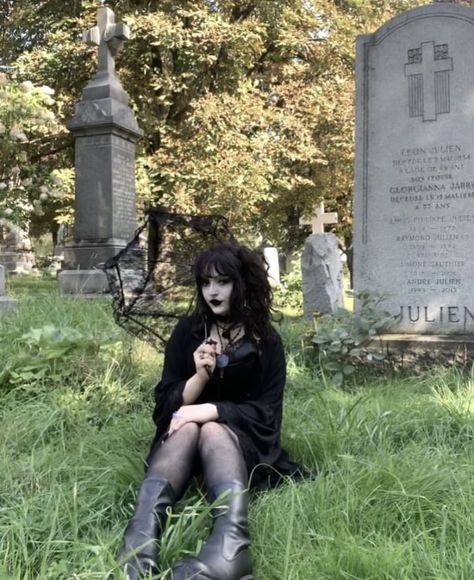 Aesthetic Senior Pictures, Goth Punk Aesthetic, Eerie Photography, Dark Gothic Fashion, Southern Aesthetic, Year Aesthetic, Goth Prom, Cemeteries Photography, Prom Photoshoot