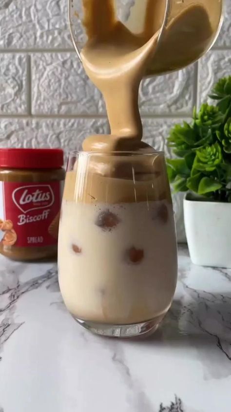 Biscoff Coffee Drink, Biscoff Iced Coffee, Ice Coffee Aesthetic, Biscoff Coffee, Easy Coffee Drinks Recipes, Iced Coffee Aesthetic, Homemade Coffee Drinks, Iced Drinks Recipes, Resep Smoothie