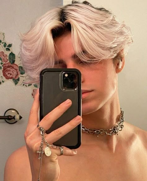 Eboy Hair, Middle Hair, Middle Part Hairstyles, Grunge Guys, Grunge Boy, Men Hair Color, Skateboard Art, Boys Haircuts