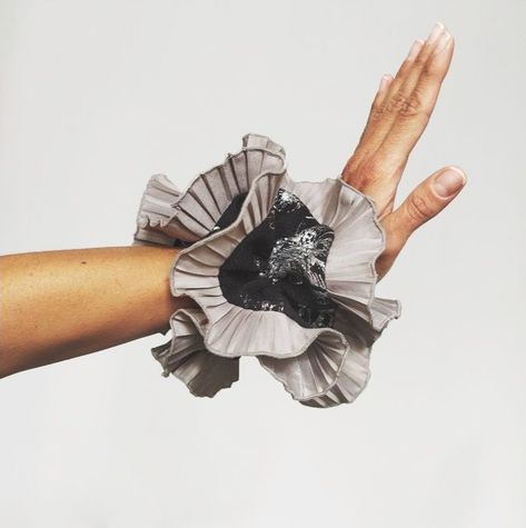 Scrunchie Holder, Flower Scrunchie, Diy Hair Scrunchies, Hair Rubber, Scrunchies Diy, Diva Design, Handmade Scrunchie, Hair Bobbles, Ribbon Headbands