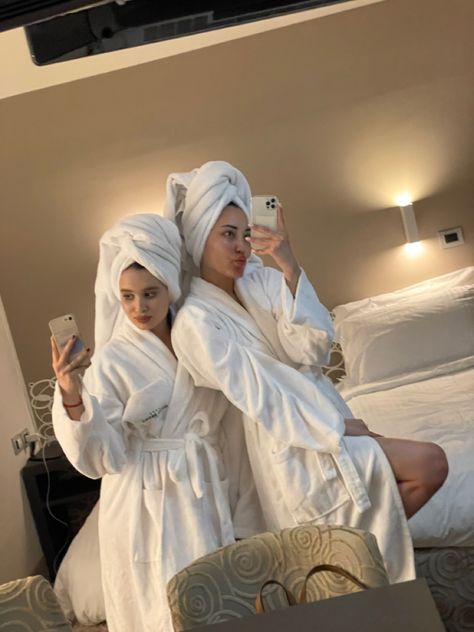 Bff Hotel Pictures, Hotel Room Sleepover Aesthetic, Beach Hotel Room Aesthetic, Hotel Picture Ideas Instagram Friends, Funny Hotel Pictures, Holiday Hotel Aesthetic, Hotel Vision Board, Hotel Photo Aesthetic, Cute Hotel Room Pictures