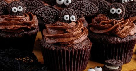 Muffin Halloween, Cupcake Icing Recipe, Candy Cane Dessert, Bat Cupcakes, Homemade Chocolate Frosting, Cook Breakfast, Chocolate Cupcakes Moist, Halloween Food Desserts, Soft Chocolate Chip Cookies