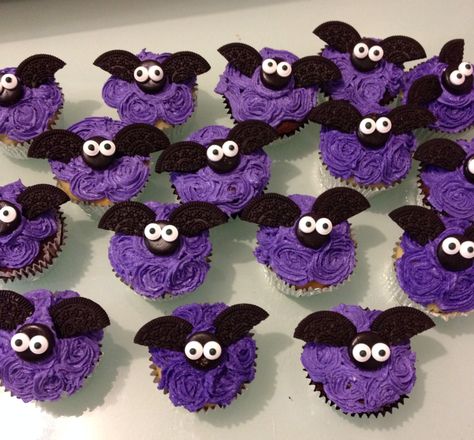 Bat cupcakes Bat Cupcakes Halloween, Halloween Cupcake Cake, Halloween Themed Desserts, Nightmare Before Christmas Cake, Deco Cupcake, Bat Cupcakes, Cupcakes Halloween, Halloween Buffet, Halloween Cookies Decorated