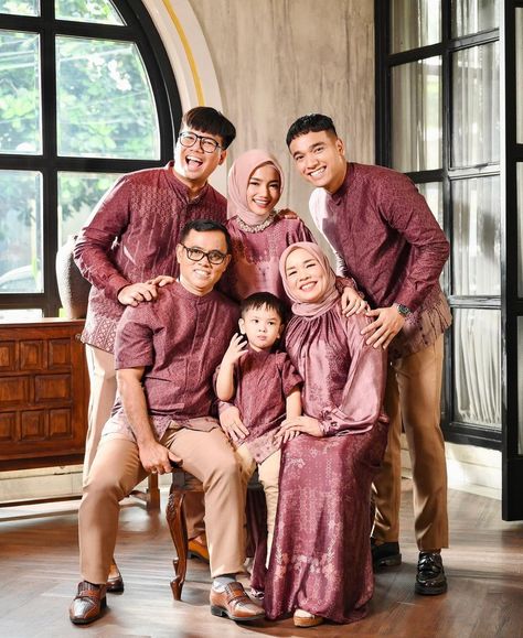 Raya Family Photoshoot, Family Photo Concept, Raya Pose, Photoshoot Raya, Raya Photoshoot, Family Photo Studio, Ootd Poses, Home Studio Photography, Family Portrait Poses