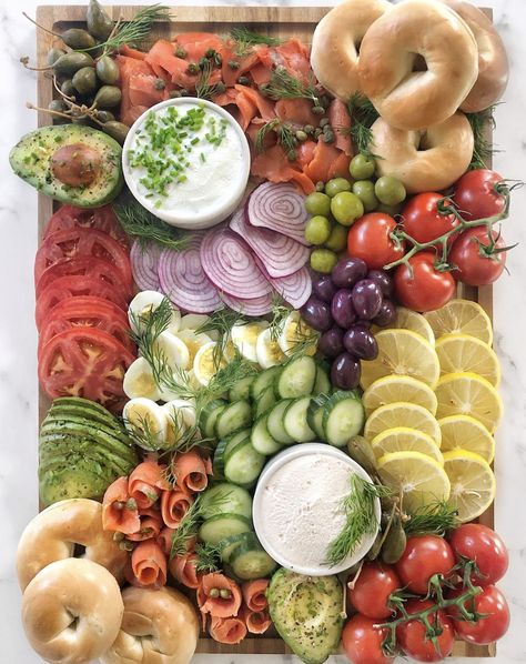 Been getting into breakfast boards lately and I'm really liking where this is going. Lox, bagels, and all the fixins! And while rosemary is usually my herb of choice, dill is taking the lead here. Lox Breakfast, Christmas Morning Traditions, Bagel Spread, Bagel Bar, Lox And Bagels, Mini Bagels, Breakfast Platter, Brunch Spread, Party Food Platters