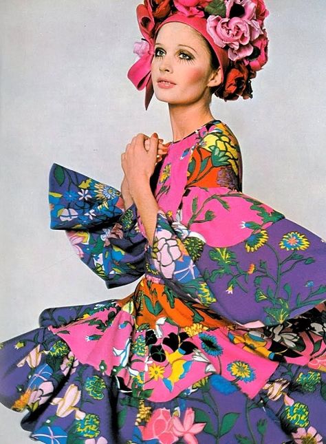 1968 Flower Power - Vogue Jerry Hall, Jean Shrimpton, David Bailey, 60s And 70s Fashion, Fashion 1960s, Linda Evangelista, Vogue Uk, Retro Mode, Floral Fashion