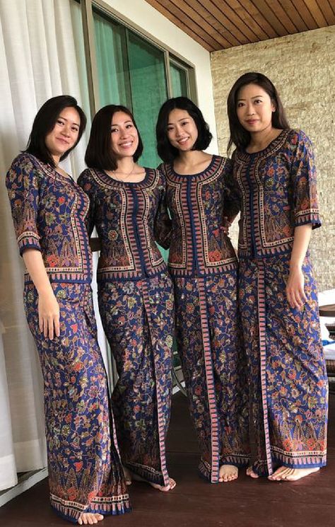 Airline Outfit, Air Hostess Uniform, Become A Flight Attendant, Flight Attendant Fashion, Flight Attendant Uniform, Female Pilot, Batik Fashion, Exotic Women, Big Girl Fashion